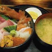 みそ汁、つけもの付