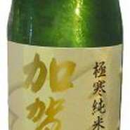 日本酒度＋４　酸度１．８
北陸金沢の純米酒。酒造りにはもっとも適した厳冬の時期に、低温発酵でじっくりと醸しました。
軽快でキレの良い辛口でありながらおおらかに旨みが広がる「旨い辛口酒」です。