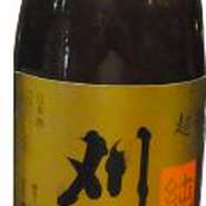 日本酒度＋１２　酸度１・６
秋田の銘酒。昔ながらの山廃仕込みで醸した超辛口純米酒。山廃独特の複雑な旨味で骨太の味わいです。味の濃い料理にもしっかりとした相性をみせます。