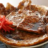 北海道斜里町の佐々木種畜牧場から仕入れたジューシーな豚肉を使用。ご飯の上には、母親から受け継いだ、秘伝の自家製ダレを絡めた豚肉が豪快に9枚も載っています。