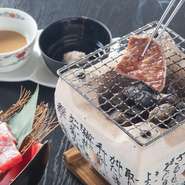 厳選した素材を調理しています。会席料理に工夫を凝らした新しい味わいが絶妙。季節の料理を堪能しながら至福のひと時を。