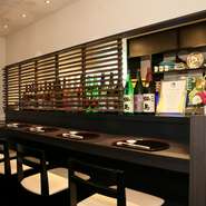 明るくモダンな店内。落ち着いた雰囲気が居心地のよさを感じさせます。ランチに、または一日の終わりに美味しい料理を味わいながら、憩いのひと時を過ごせるお店です。


