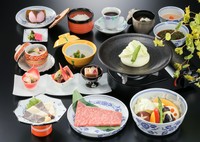 小鉢/刺身/宮崎県産きなこ豚ロースセイロ蒸し/茶碗蒸
コニック三段重・天婦羅・煮物・茶そば
釜飯/汁物/香の物
デザート/食後のお飲物
※釜飯はにぎり寿司に変更できます。