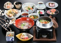 前菜／茶碗蒸し／天婦羅
コニック四段重（にぎり鮨／煮物／刺身／茶そば）
汁物
デザート／食後のお飲物