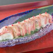 とろけるような柔らかさが決め手『黒毛和牛炙り棒寿司』