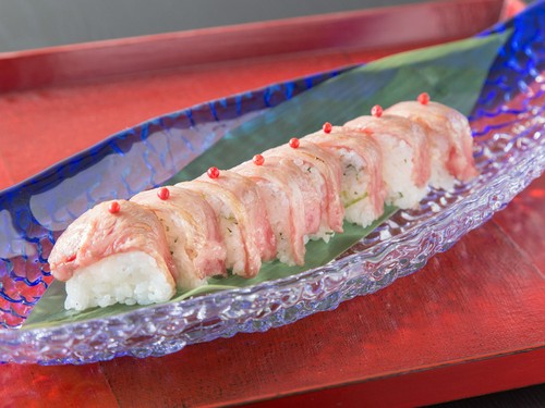 とろけるような柔らかさが決め手『黒毛和牛炙り棒寿司』