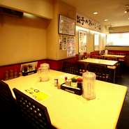 2Fには20席の広々としたテーブル席があり、宴会も可能です。前菜からデザートまで楽しめる宴会コースは2000円から相談可能。飲み放題も1500円から付けることができます。