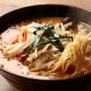 富山の麹味噌の他、数種類の味噌をブレンドしたオリジナルの味噌ダレのスープは絶品。野菜もたっぷりです。
