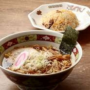 人気の『東京下町ラーメン』とハーフサイズの炒飯のセット。他のラーメンとのセットもできます。
