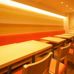 落ち着いた雰囲気を保ちながら、カジュアルさも兼ね備えた店内