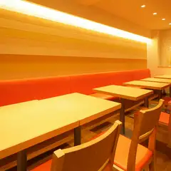 落ち着いた雰囲気を保ちながら、カジュアルさも兼ね備えた店内