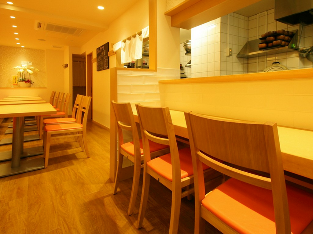 活気あふれるカウンターの様子も楽しめます