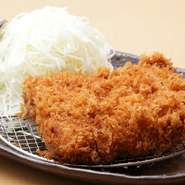 豚のヒレ肉1本の中から、一番美味しく柔らかい部位を厚切りにカットして提供します。