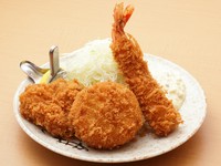 人気メニューを盛合せた『ミックスフライ定食』