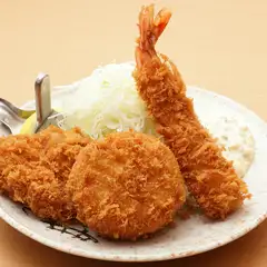 人気メニューを盛合せた『ミックスフライ定食』