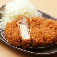豚のロース肉1本から、数枚しかとれない希少な部位を厚切りにカットして提供します。