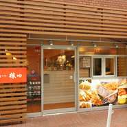 入口の横には持ち帰り専用の窓口があります。店の味を気軽に自宅で食べれるのも嬉しい。