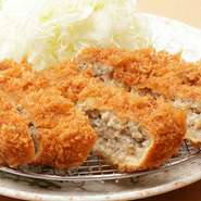 豚100％使用。玉ねぎの甘みが効いたシンプルな味わいの『メンチカツ』です。