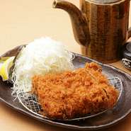 定食注文のお客様は「ご飯」「キャベツ」がおかわり自由ですが、お客様が声掛けする前に気づけるように心掛けています。