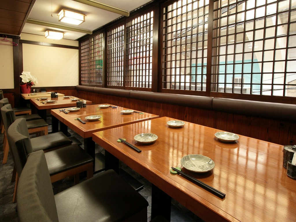 落ち着いた雰囲気の中で。茶色の窓格子も「和」を演出しています