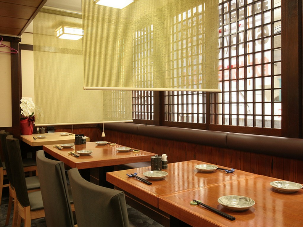 テーブル席はパーテーションで区切ることもできます