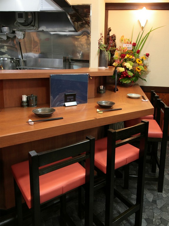 音や香り、作っている工程を感じることができるカウンター