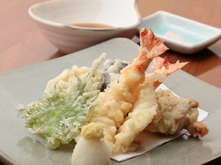 季節の美味を感じる、軽いころもの『天ぷら盛り合わせ』
