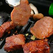 ベンチシートのテーブル席は、10名前後まで座ることができるので、宴会などにも利用可能。家族での気軽な食事会はもちろん、年末年始などの大切な節目にも、美味しい焼肉は喜ばれる事間違いなし。　