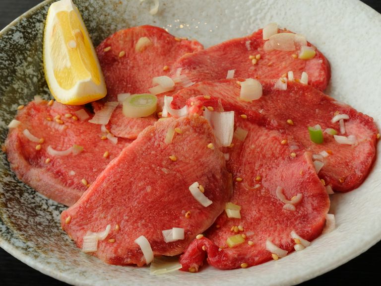 やわらかい肉の甘み、食べごたえを堪能！『タン塩』