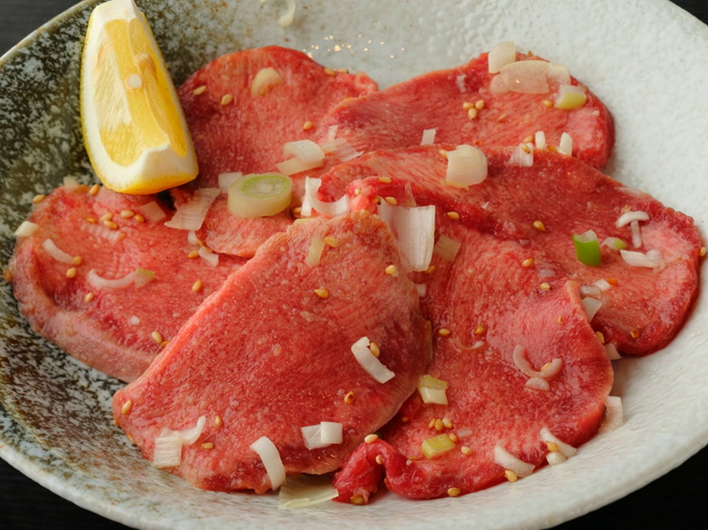 やわらかい肉の甘み、食べごたえを堪能！『タン塩』