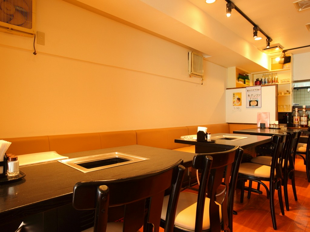 片側ベンチシートのテーブル席は、多めの人数でもOK