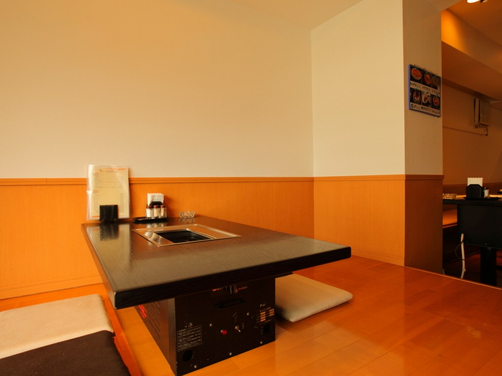 靴を脱いでくつろげるので、お子様連れの方にも人気の席