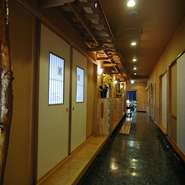 食事処とは別に個室が9部屋あり、接待や会合、法事や慶事などでご利用いただけます。