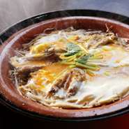 甘辛い割下で煮込んだゴボウとどじょうの旨味を玉子でとじこめています。