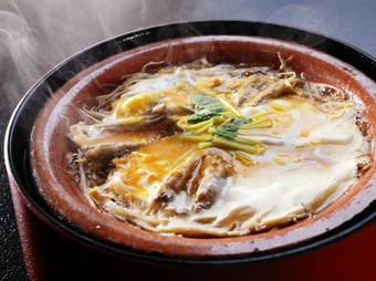 玉子で旨味をとじこめた『どじょう柳川鍋』
