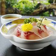 たんぱくな味わいの鯉。あらいにすることで身が引き締まり、しっかりとした歯ごたえがあります。