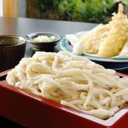 川魚料理のほかにもうどんや天ぷらもご用意しています。