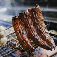 職人の手で捌かれた鰻はじっくりと蒲焼きに。