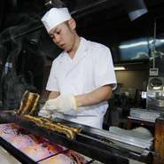 お客様にご挨拶する際は笑顔を忘れないようにしています。お話しをさせていただく中で、お客様が求められている料理をお聞きするなどして、少しでも気持ちよくお店を利用していただければと思います。