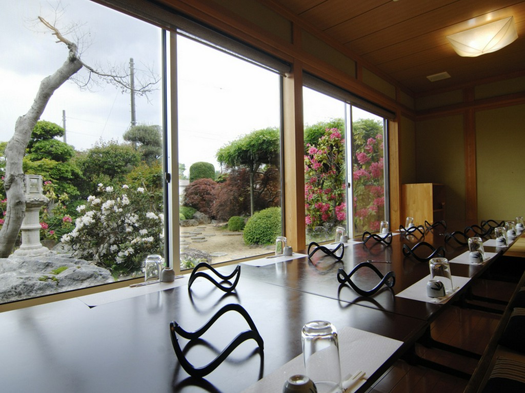 宴会場からは中庭を眺めながらお過ごしいただけます。