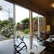 宴会場からは中庭を見ることが出来ます。綺麗に整備されていますので、宴会などで利用いただく際には是非ご覧いただければと思います。