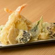 石川県の代表的な郷土料理である『治部煮』を始め、加賀野菜や地元産の鮮魚を使った『天ぷら』など、地元ならではのおいしい味覚を堪能することができる【えん家】。観光で訪れたときにも重宝しそうです。