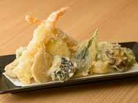 加賀野菜から海老まで、さまざまな味わいを楽しめる『天ぷら盛り合わせ』