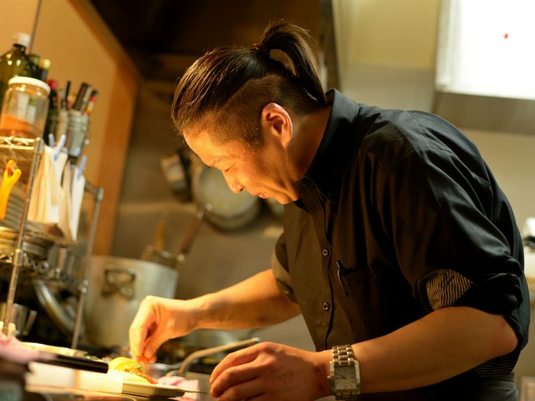 名物シェフが切り盛り。笑顔と楽しさで、みんなをつなぐお店です