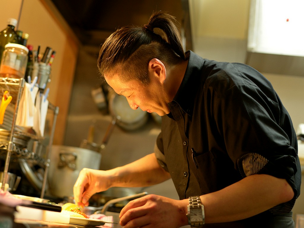 名物シェフが切り盛り。笑顔と楽しさで、みんなをつなぐお店です