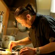 料理歴20年。ジャンルにとらわれず、幅広いポテンシャルを秘めた名物シェフが、1人で切り盛り。「食の本質である、笑顔と楽しさ」にこだわった、お客どうしがつながれるお店です。