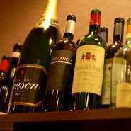 ディナーはイタリアンをつまみながら、ワインを傾ける時間。大人のための、ちょっとオシャレな空間が満喫できます。世界各国の赤白15種類ほどが、リーズナブルに嗜めます。