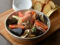 ニンニク風味がきいたオリーブオイルで魚介を煮込んだ一皿。ゲストの要望でつくられたメニューです。特製だしをいれたアヒージョ。是非、スープまで飲み干して欲しいです。