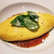 濃厚で大ぶりの黄身が特長の富山県産の卵を使用。チーズを包み込む、ふわふわでとろとろの味わいが絶品。