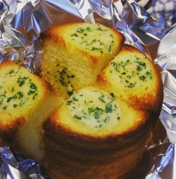 ふわふわの生の食感が際立つ『勇杏ガーリックトースト』